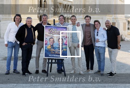 Malta 7 april 2026
John de Bever en Kees de Bever maken bij de Smart City Malta Studios bekend dat ze een speelfilm op gaan nemen . De film gaat heten alles voor de fans . Franz Bergman ( en zonen) Paul Sies Niels Houtepen