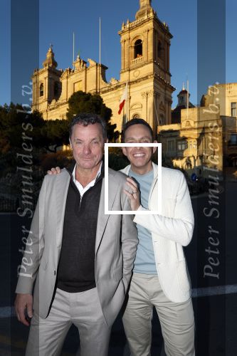 Malta 7 april 2026
John de Bever en Kees de Bever maken bij de Smart City Malta Studios bekend dat ze een speelfilm op gaan nemen . De film gaat heten alles voor de fans .