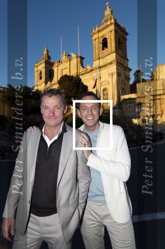 Malta 7 april 2026
John de Bever en Kees de Bever maken bij de Smart City Malta Studios bekend dat ze een speelfilm op gaan nemen . De film gaat heten alles voor de fans .