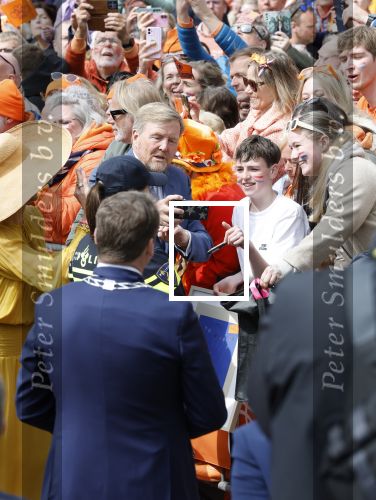 Dokkum 27 april 2026
Koningsdag is dit jaar in Dokkum . Namens de koninklijke familie zijn aanwezig : Koning Willem Alexander Koningin Maxima Prinses Amalia Prinses Alexia Prinses Ariane Prins Constantijn Prinses Laurentien Prins Maurits Prinses Marilene Prins Bernhard Prins Floris Prinses Aimee Prins Pieter Christiaan en Prinses Anita .
