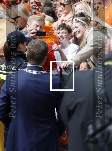 Dokkum 27 april 2026
Koningsdag is dit jaar in Dokkum . Namens de koninklijke familie zijn aanwezig : Koning Willem Alexander Koningin Maxima Prinses Amalia Prinses Alexia Prinses Ariane Prins Constantijn Prinses Laurentien Prins Maurits Prinses Marilene Prins Bernhard Prins Floris Prinses Aimee Prins Pieter Christiaan en Prinses Anita .
