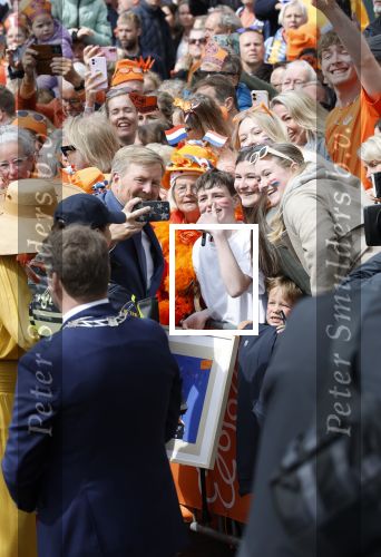 Dokkum 27 april 2026
Koningsdag is dit jaar in Dokkum . Namens de koninklijke familie zijn aanwezig : Koning Willem Alexander Koningin Maxima Prinses Amalia Prinses Alexia Prinses Ariane Prins Constantijn Prinses Laurentien Prins Maurits Prinses Marilene Prins Bernhard Prins Floris Prinses Aimee Prins Pieter Christiaan en Prinses Anita .