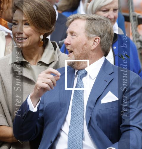Dokkum 27 april 2026
Koningsdag is dit jaar in Dokkum . Namens de koninklijke familie zijn aanwezig : Koning Willem Alexander Koningin Maxima Prinses Amalia Prinses Alexia Prinses Ariane Prins Constantijn Prinses Laurentien Prins Maurits Prinses Marilene Prins Bernhard Prins Floris Prinses Aimee Prins Pieter Christiaan en Prinses Anita .