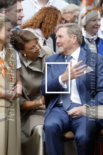 Dokkum 27 april 2026
Koningsdag is dit jaar in Dokkum . Namens de koninklijke familie zijn aanwezig : Koning Willem Alexander Koningin Maxima Prinses Amalia Prinses Alexia Prinses Ariane Prins Constantijn Prinses Laurentien Prins Maurits Prinses Marilene Prins Bernhard Prins Floris Prinses Aimee Prins Pieter Christiaan en Prinses Anita .