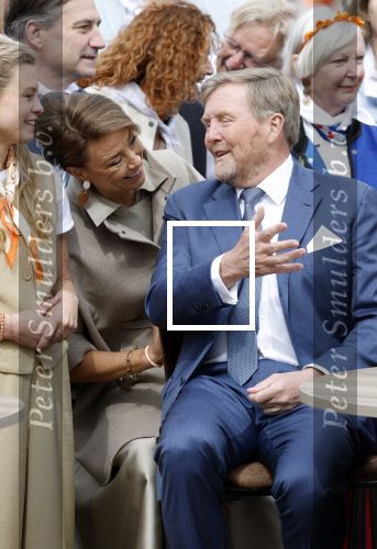 Dokkum 27 april 2026
Koningsdag is dit jaar in Dokkum . Namens de koninklijke familie zijn aanwezig : Koning Willem Alexander Koningin Maxima Prinses Amalia Prinses Alexia Prinses Ariane Prins Constantijn Prinses Laurentien Prins Maurits Prinses Marilene Prins Bernhard Prins Floris Prinses Aimee Prins Pieter Christiaan en Prinses Anita .