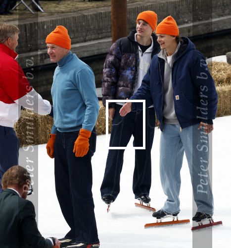Dokkum 27 april 2026
Koningsdag is dit jaar in Dokkum . Namens de koninklijke familie zijn aanwezig : Koning Willem Alexander Koningin Maxima Prinses Amalia Prinses Alexia Prinses Ariane Prins Constantijn Prinses Laurentien Prins Maurits Prinses Marilene Prins Bernhard Prins Floris Prinses Aimee Prins Pieter Christiaan en Prinses Anita .