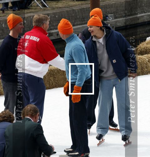 Dokkum 27 april 2026
Koningsdag is dit jaar in Dokkum . Namens de koninklijke familie zijn aanwezig : Koning Willem Alexander Koningin Maxima Prinses Amalia Prinses Alexia Prinses Ariane Prins Constantijn Prinses Laurentien Prins Maurits Prinses Marilene Prins Bernhard Prins Floris Prinses Aimee Prins Pieter Christiaan en Prinses Anita .