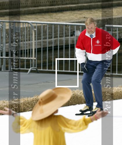 Dokkum 27 april 2026
Koningsdag is dit jaar in Dokkum . Namens de koninklijke familie zijn aanwezig : Koning Willem Alexander Koningin Maxima Prinses Amalia Prinses Alexia Prinses Ariane Prins Constantijn Prinses Laurentien Prins Maurits Prinses Marilene Prins Bernhard Prins Floris Prinses Aimee Prins Pieter Christiaan en Prinses Anita .