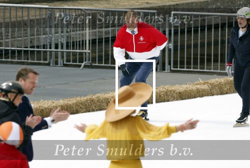 Dokkum 27 april 2026
Koningsdag is dit jaar in Dokkum . Namens de koninklijke familie zijn aanwezig : Koning Willem Alexander Koningin Maxima Prinses Amalia Prinses Alexia Prinses Ariane Prins Constantijn Prinses Laurentien Prins Maurits Prinses Marilene Prins Bernhard Prins Floris Prinses Aimee Prins Pieter Christiaan en Prinses Anita .