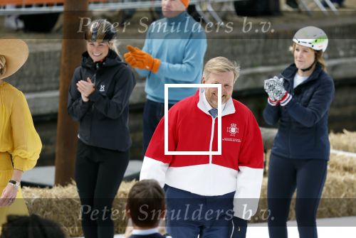 Dokkum 27 april 2026
Koningsdag is dit jaar in Dokkum . Namens de koninklijke familie zijn aanwezig : Koning Willem Alexander Koningin Maxima Prinses Amalia Prinses Alexia Prinses Ariane Prins Constantijn Prinses Laurentien Prins Maurits Prinses Marilene Prins Bernhard Prins Floris Prinses Aimee Prins Pieter Christiaan en Prinses Anita .