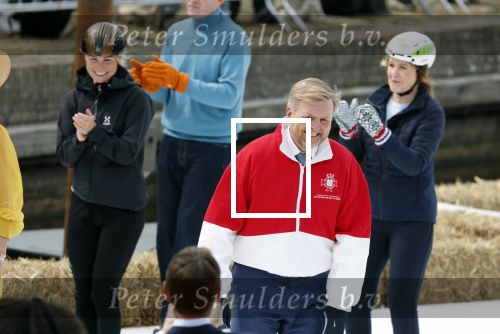 Dokkum 27 april 2026
Koningsdag is dit jaar in Dokkum . Namens de koninklijke familie zijn aanwezig : Koning Willem Alexander Koningin Maxima Prinses Amalia Prinses Alexia Prinses Ariane Prins Constantijn Prinses Laurentien Prins Maurits Prinses Marilene Prins Bernhard Prins Floris Prinses Aimee Prins Pieter Christiaan en Prinses Anita .