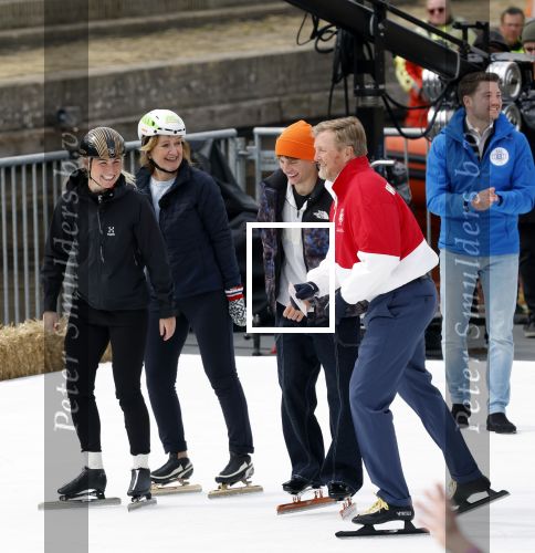 Dokkum 27 april 2026
Koningsdag is dit jaar in Dokkum . Namens de koninklijke familie zijn aanwezig : Koning Willem Alexander Koningin Maxima Prinses Amalia Prinses Alexia Prinses Ariane Prins Constantijn Prinses Laurentien Prins Maurits Prinses Marilene Prins Bernhard Prins Floris Prinses Aimee Prins Pieter Christiaan en Prinses Anita .