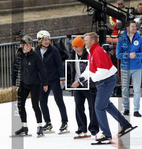 Dokkum 27 april 2026
Koningsdag is dit jaar in Dokkum . Namens de koninklijke familie zijn aanwezig : Koning Willem Alexander Koningin Maxima Prinses Amalia Prinses Alexia Prinses Ariane Prins Constantijn Prinses Laurentien Prins Maurits Prinses Marilene Prins Bernhard Prins Floris Prinses Aimee Prins Pieter Christiaan en Prinses Anita .