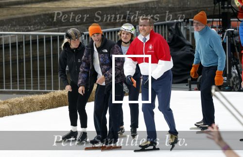 Dokkum 27 april 2026
Koningsdag is dit jaar in Dokkum . Namens de koninklijke familie zijn aanwezig : Koning Willem Alexander Koningin Maxima Prinses Amalia Prinses Alexia Prinses Ariane Prins Constantijn Prinses Laurentien Prins Maurits Prinses Marilene Prins Bernhard Prins Floris Prinses Aimee Prins Pieter Christiaan en Prinses Anita .