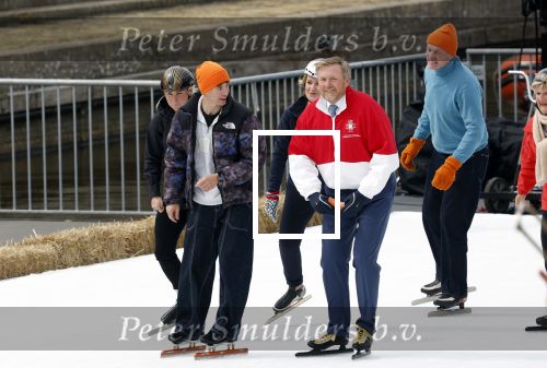 Dokkum 27 april 2026
Koningsdag is dit jaar in Dokkum . Namens de koninklijke familie zijn aanwezig : Koning Willem Alexander Koningin Maxima Prinses Amalia Prinses Alexia Prinses Ariane Prins Constantijn Prinses Laurentien Prins Maurits Prinses Marilene Prins Bernhard Prins Floris Prinses Aimee Prins Pieter Christiaan en Prinses Anita .
