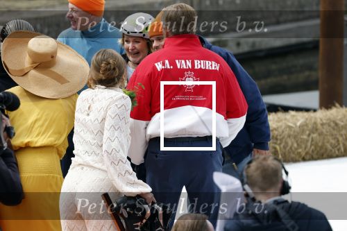 Dokkum 27 april 2026
Koningsdag is dit jaar in Dokkum . Namens de koninklijke familie zijn aanwezig : Koning Willem Alexander Koningin Maxima Prinses Amalia Prinses Alexia Prinses Ariane Prins Constantijn Prinses Laurentien Prins Maurits Prinses Marilene Prins Bernhard Prins Floris Prinses Aimee Prins Pieter Christiaan en Prinses Anita .