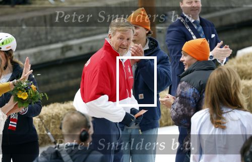 Dokkum 27 april 2026
Koningsdag is dit jaar in Dokkum . Namens de koninklijke familie zijn aanwezig : Koning Willem Alexander Koningin Maxima Prinses Amalia Prinses Alexia Prinses Ariane Prins Constantijn Prinses Laurentien Prins Maurits Prinses Marilene Prins Bernhard Prins Floris Prinses Aimee Prins Pieter Christiaan en Prinses Anita .