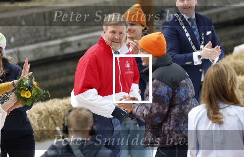 Dokkum 27 april 2026
Koningsdag is dit jaar in Dokkum . Namens de koninklijke familie zijn aanwezig : Koning Willem Alexander Koningin Maxima Prinses Amalia Prinses Alexia Prinses Ariane Prins Constantijn Prinses Laurentien Prins Maurits Prinses Marilene Prins Bernhard Prins Floris Prinses Aimee Prins Pieter Christiaan en Prinses Anita .