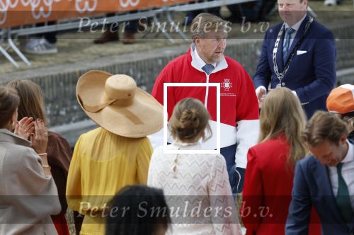 Dokkum 27 april 2026
Koningsdag is dit jaar in Dokkum . Namens de koninklijke familie zijn aanwezig : Koning Willem Alexander Koningin Maxima Prinses Amalia Prinses Alexia Prinses Ariane Prins Constantijn Prinses Laurentien Prins Maurits Prinses Marilene Prins Bernhard Prins Floris Prinses Aimee Prins Pieter Christiaan en Prinses Anita .
