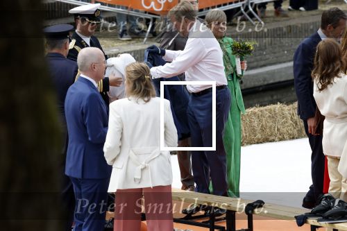 Dokkum 27 april 2026
Koningsdag is dit jaar in Dokkum . Namens de koninklijke familie zijn aanwezig : Koning Willem Alexander Koningin Maxima Prinses Amalia Prinses Alexia Prinses Ariane Prins Constantijn Prinses Laurentien Prins Maurits Prinses Marilene Prins Bernhard Prins Floris Prinses Aimee Prins Pieter Christiaan en Prinses Anita .