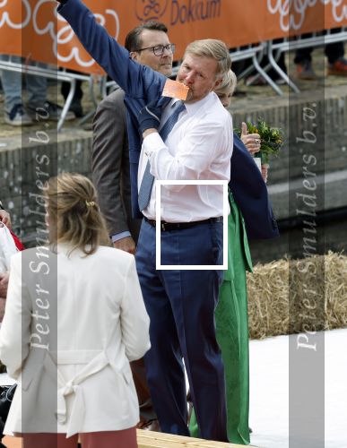 Dokkum 27 april 2026
Koningsdag is dit jaar in Dokkum . Namens de koninklijke familie zijn aanwezig : Koning Willem Alexander Koningin Maxima Prinses Amalia Prinses Alexia Prinses Ariane Prins Constantijn Prinses Laurentien Prins Maurits Prinses Marilene Prins Bernhard Prins Floris Prinses Aimee Prins Pieter Christiaan en Prinses Anita .