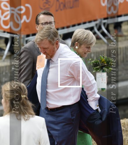 Dokkum 27 april 2026
Koningsdag is dit jaar in Dokkum . Namens de koninklijke familie zijn aanwezig : Koning Willem Alexander Koningin Maxima Prinses Amalia Prinses Alexia Prinses Ariane Prins Constantijn Prinses Laurentien Prins Maurits Prinses Marilene Prins Bernhard Prins Floris Prinses Aimee Prins Pieter Christiaan en Prinses Anita .