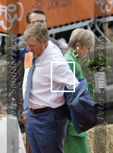 Dokkum 27 april 2026
Koningsdag is dit jaar in Dokkum . Namens de koninklijke familie zijn aanwezig : Koning Willem Alexander Koningin Maxima Prinses Amalia Prinses Alexia Prinses Ariane Prins Constantijn Prinses Laurentien Prins Maurits Prinses Marilene Prins Bernhard Prins Floris Prinses Aimee Prins Pieter Christiaan en Prinses Anita .