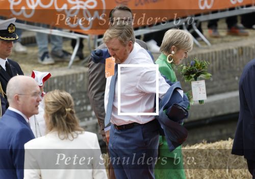Dokkum 27 april 2026
Koningsdag is dit jaar in Dokkum . Namens de koninklijke familie zijn aanwezig : Koning Willem Alexander Koningin Maxima Prinses Amalia Prinses Alexia Prinses Ariane Prins Constantijn Prinses Laurentien Prins Maurits Prinses Marilene Prins Bernhard Prins Floris Prinses Aimee Prins Pieter Christiaan en Prinses Anita .