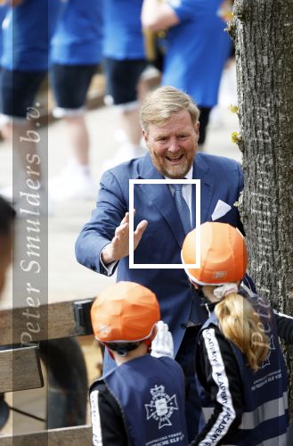 Dokkum 27 april 2026
Koningsdag is dit jaar in Dokkum . Namens de koninklijke familie zijn aanwezig : Koning Willem Alexander Koningin Maxima Prinses Amalia Prinses Alexia Prinses Ariane Prins Constantijn Prinses Laurentien Prins Maurits Prinses Marilene Prins Bernhard Prins Floris Prinses Aimee Prins Pieter Christiaan en Prinses Anita .