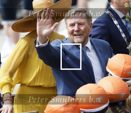 Dokkum 27 april 2026
Koningsdag is dit jaar in Dokkum . Namens de koninklijke familie zijn aanwezig : Koning Willem Alexander Koningin Maxima Prinses Amalia Prinses Alexia Prinses Ariane Prins Constantijn Prinses Laurentien Prins Maurits Prinses Marilene Prins Bernhard Prins Floris Prinses Aimee Prins Pieter Christiaan en Prinses Anita .