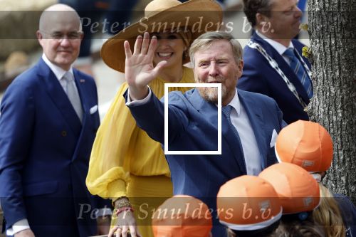 Dokkum 27 april 2026
Koningsdag is dit jaar in Dokkum . Namens de koninklijke familie zijn aanwezig : Koning Willem Alexander Koningin Maxima Prinses Amalia Prinses Alexia Prinses Ariane Prins Constantijn Prinses Laurentien Prins Maurits Prinses Marilene Prins Bernhard Prins Floris Prinses Aimee Prins Pieter Christiaan en Prinses Anita .