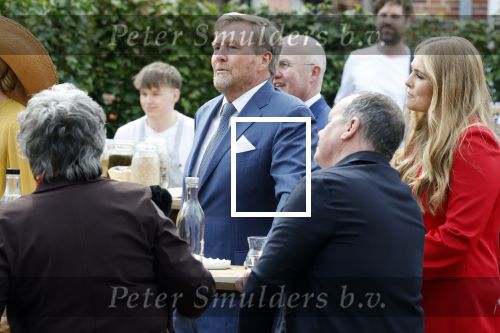 Dokkum 27 april 2026
Koningsdag is dit jaar in Dokkum . Namens de koninklijke familie zijn aanwezig : Koning Willem Alexander Koningin Maxima Prinses Amalia Prinses Alexia Prinses Ariane Prins Constantijn Prinses Laurentien Prins Maurits Prinses Marilene Prins Bernhard Prins Floris Prinses Aimee Prins Pieter Christiaan en Prinses Anita .