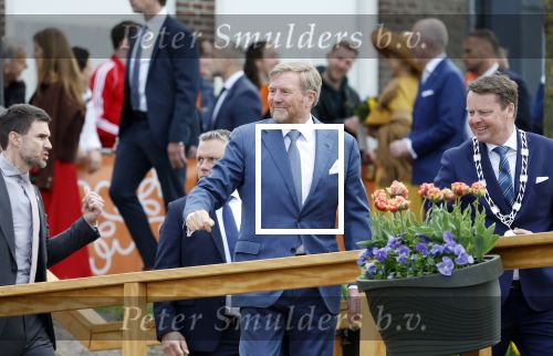 Dokkum 27 april 2026
Koningsdag is dit jaar in Dokkum . Namens de koninklijke familie zijn aanwezig : Koning Willem Alexander Koningin Maxima Prinses Amalia Prinses Alexia Prinses Ariane Prins Constantijn Prinses Laurentien Prins Maurits Prinses Marilene Prins Bernhard Prins Floris Prinses Aimee Prins Pieter Christiaan en Prinses Anita .