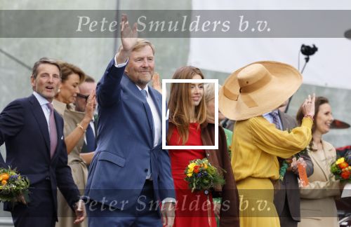 Dokkum 27 april 2026
Koningsdag is dit jaar in Dokkum . Namens de koninklijke familie zijn aanwezig : Koning Willem Alexander Koningin Maxima Prinses Amalia Prinses Alexia Prinses Ariane Prins Constantijn Prinses Laurentien Prins Maurits Prinses Marilene Prins Bernhard Prins Floris Prinses Aimee Prins Pieter Christiaan en Prinses Anita .