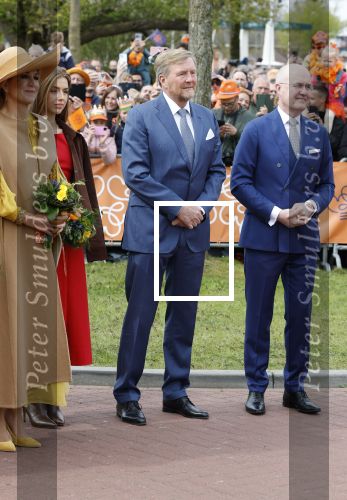 Dokkum 27 april 2026
Koningsdag is dit jaar in Dokkum . Namens de koninklijke familie zijn aanwezig : Koning Willem Alexander Koningin Maxima Prinses Amalia Prinses Alexia Prinses Ariane Prins Constantijn Prinses Laurentien Prins Maurits Prinses Marilene Prins Bernhard Prins Floris Prinses Aimee Prins Pieter Christiaan en Prinses Anita .