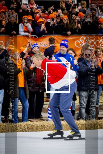 Dokkum 27 april 2026
Koningsdag is dit jaar in Dokkum . Namens de koninklijke familie zijn aanwezig : Koning Willem Alexander Koningin Maxima Prinses Amalia Prinses Alexia Prinses Ariane Prins Constantijn Prinses Laurentien Prins Maurits Prinses Marilene Prins Bernhard Prins Floris Prinses Aimee Prins Pieter Christiaan en Prinses Anita .