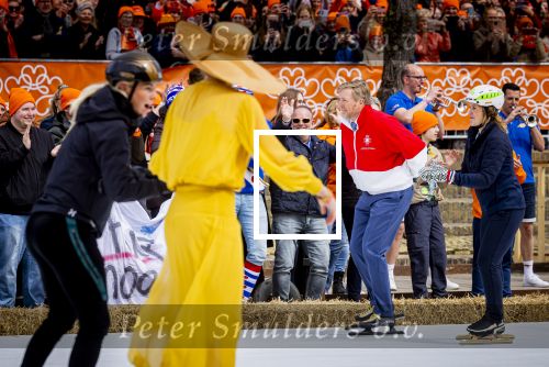 Dokkum 27 april 2026
Koningsdag is dit jaar in Dokkum . Namens de koninklijke familie zijn aanwezig : Koning Willem Alexander Koningin Maxima Prinses Amalia Prinses Alexia Prinses Ariane Prins Constantijn Prinses Laurentien Prins Maurits Prinses Marilene Prins Bernhard Prins Floris Prinses Aimee Prins Pieter Christiaan en Prinses Anita .