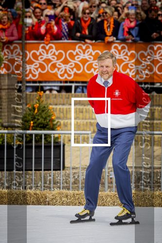 Dokkum 27 april 2026
Koningsdag is dit jaar in Dokkum . Namens de koninklijke familie zijn aanwezig : Koning Willem Alexander Koningin Maxima Prinses Amalia Prinses Alexia Prinses Ariane Prins Constantijn Prinses Laurentien Prins Maurits Prinses Marilene Prins Bernhard Prins Floris Prinses Aimee Prins Pieter Christiaan en Prinses Anita .