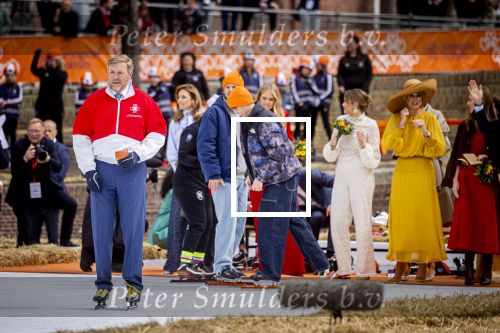 Dokkum 27 april 2026
Koningsdag is dit jaar in Dokkum . Namens de koninklijke familie zijn aanwezig : Koning Willem Alexander Koningin Maxima Prinses Amalia Prinses Alexia Prinses Ariane Prins Constantijn Prinses Laurentien Prins Maurits Prinses Marilene Prins Bernhard Prins Floris Prinses Aimee Prins Pieter Christiaan en Prinses Anita .