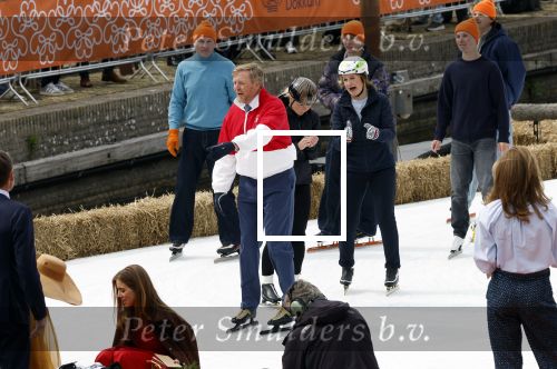 Dokkum 27 april 2026
Koningsdag is dit jaar in Dokkum . Namens de koninklijke familie zijn aanwezig : Koning Willem Alexander Koningin Maxima Prinses Amalia Prinses Alexia Prinses Ariane Prins Constantijn Prinses Laurentien Prins Maurits Prinses Marilene Prins Bernhard Prins Floris Prinses Aimee Prins Pieter Christiaan en Prinses Anita .