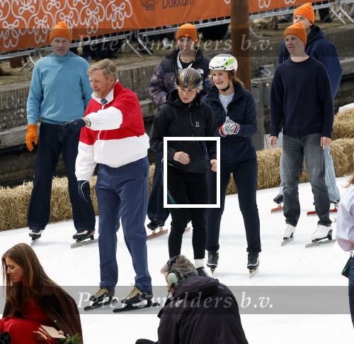 Dokkum 27 april 2026
Koningsdag is dit jaar in Dokkum . Namens de koninklijke familie zijn aanwezig : Koning Willem Alexander Koningin Maxima Prinses Amalia Prinses Alexia Prinses Ariane Prins Constantijn Prinses Laurentien Prins Maurits Prinses Marilene Prins Bernhard Prins Floris Prinses Aimee Prins Pieter Christiaan en Prinses Anita .