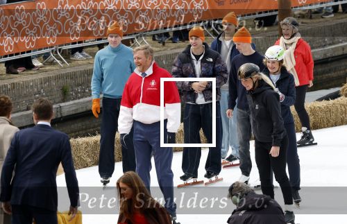 Dokkum 27 april 2026
Koningsdag is dit jaar in Dokkum . Namens de koninklijke familie zijn aanwezig : Koning Willem Alexander Koningin Maxima Prinses Amalia Prinses Alexia Prinses Ariane Prins Constantijn Prinses Laurentien Prins Maurits Prinses Marilene Prins Bernhard Prins Floris Prinses Aimee Prins Pieter Christiaan en Prinses Anita .