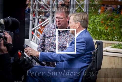 Dokkum 27 april 2026
Koningsdag is dit jaar in Dokkum . Namens de koninklijke familie zijn aanwezig : Koning Willem Alexander Koningin Maxima Prinses Amalia Prinses Alexia Prinses Ariane Prins Constantijn Prinses Laurentien Prins Maurits Prinses Marilene Prins Bernhard Prins Floris Prinses Aimee Prins Pieter Christiaan en Prinses Anita .