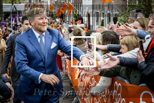 Dokkum 27 april 2026
Koningsdag is dit jaar in Dokkum . Namens de koninklijke familie zijn aanwezig : Koning Willem Alexander Koningin Maxima Prinses Amalia Prinses Alexia Prinses Ariane Prins Constantijn Prinses Laurentien Prins Maurits Prinses Marilene Prins Bernhard Prins Floris Prinses Aimee Prins Pieter Christiaan en Prinses Anita .