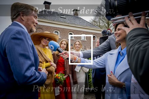 Dokkum 27 april 2026
Koningsdag is dit jaar in Dokkum . Namens de koninklijke familie zijn aanwezig : Koning Willem Alexander Koningin Maxima Prinses Amalia Prinses Alexia Prinses Ariane Prins Constantijn Prinses Laurentien Prins Maurits Prinses Marilene Prins Bernhard Prins Floris Prinses Aimee Prins Pieter Christiaan en Prinses Anita . Sandra Schuurhof interviewt Koning Willem Alexander