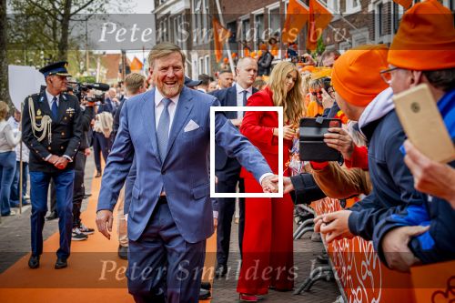 Dokkum 27 april 2026
Koningsdag is dit jaar in Dokkum . Namens de koninklijke familie zijn aanwezig : Koning Willem Alexander Koningin Maxima Prinses Amalia Prinses Alexia Prinses Ariane Prins Constantijn Prinses Laurentien Prins Maurits Prinses Marilene Prins Bernhard Prins Floris Prinses Aimee Prins Pieter Christiaan en Prinses Anita .