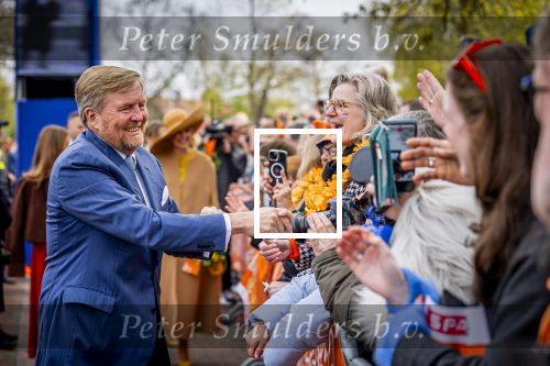 Dokkum 27 april 2026
Koningsdag is dit jaar in Dokkum . Namens de koninklijke familie zijn aanwezig : Koning Willem Alexander Koningin Maxima Prinses Amalia Prinses Alexia Prinses Ariane Prins Constantijn Prinses Laurentien Prins Maurits Prinses Marilene Prins Bernhard Prins Floris Prinses Aimee Prins Pieter Christiaan en Prinses Anita .