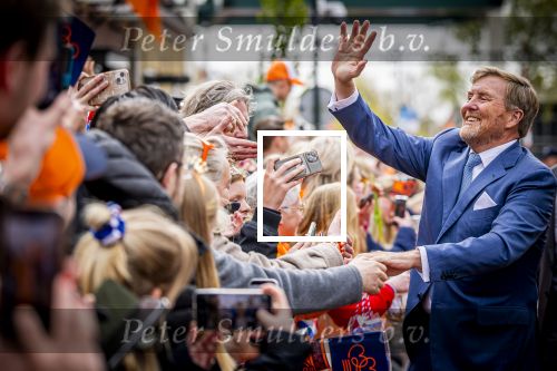 Dokkum 27 april 2026
Koningsdag is dit jaar in Dokkum . Namens de koninklijke familie zijn aanwezig : Koning Willem Alexander Koningin Maxima Prinses Amalia Prinses Alexia Prinses Ariane Prins Constantijn Prinses Laurentien Prins Maurits Prinses Marilene Prins Bernhard Prins Floris Prinses Aimee Prins Pieter Christiaan en Prinses Anita .