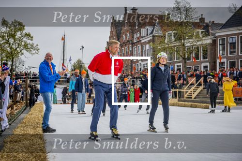 Dokkum 27 april 2026
Koningsdag is dit jaar in Dokkum . Namens de koninklijke familie zijn aanwezig : Koning Willem Alexander Koningin Maxima Prinses Amalia Prinses Alexia Prinses Ariane Prins Constantijn Prinses Laurentien Prins Maurits Prinses Marilene Prins Bernhard Prins Floris Prinses Aimee Prins Pieter Christiaan en Prinses Anita .