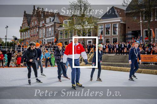 Dokkum 27 april 2026
Koningsdag is dit jaar in Dokkum . Namens de koninklijke familie zijn aanwezig : Koning Willem Alexander Koningin Maxima Prinses Amalia Prinses Alexia Prinses Ariane Prins Constantijn Prinses Laurentien Prins Maurits Prinses Marilene Prins Bernhard Prins Floris Prinses Aimee Prins Pieter Christiaan en Prinses Anita .
